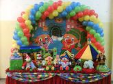 mesa decorada com arco