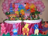 mesa decorada com arco