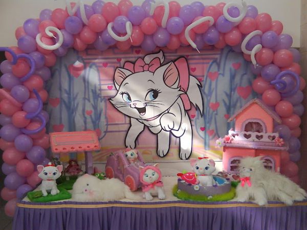mesa decorada com arco