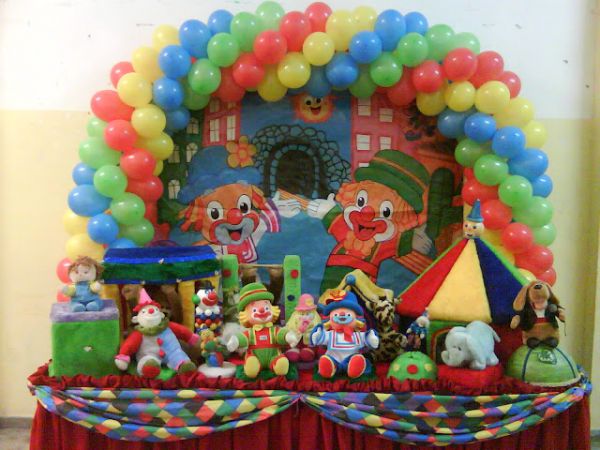 mesa decorada com arco
