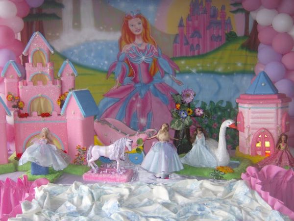 mesa decorada com arco
