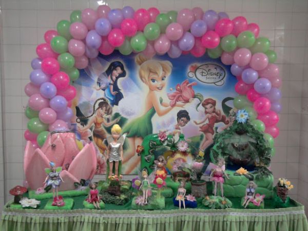 mesa decorada com arco