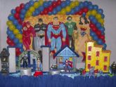 mesa decorada liga da justiça