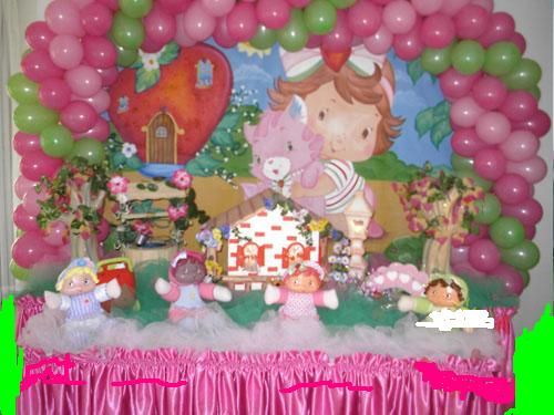 mesa decorada com arco da moranguinho baby