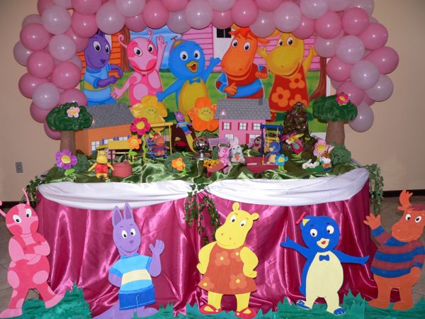 mesa decorada com arco