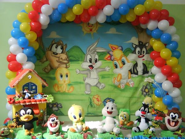 mesa decorada com arco