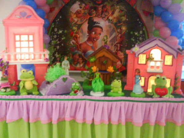 mesa decorada com arco