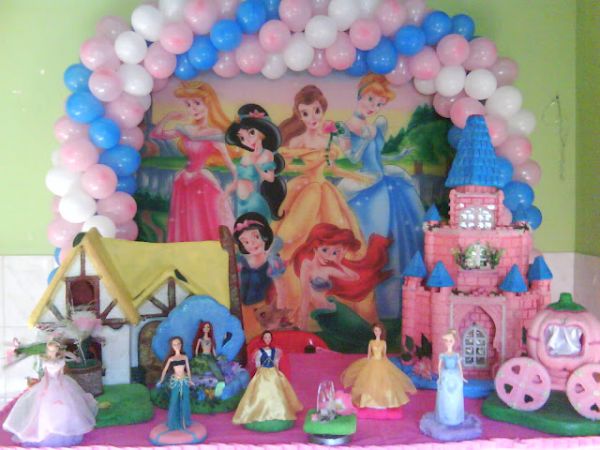 mesa decorada com arco