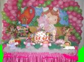 mesa decorada com arco da moranguinho baby