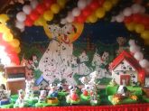 mesa decorada com arco