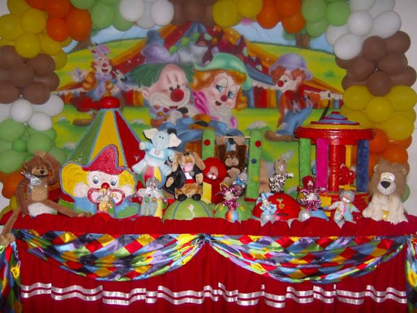 mesa decorada com arco